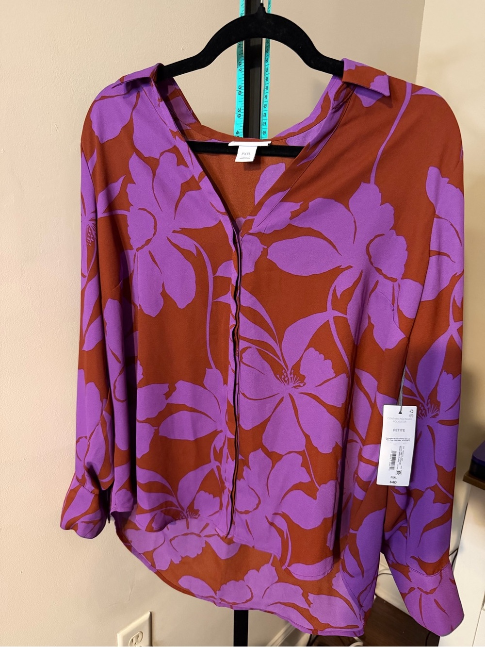 Liz Claiborne Purple Floral V-Neck Blouse on Rust
